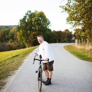 Radprofi und Koch Andreas Ottner teilt seine Leidenschaft mit den Gästen, © Niederösterreich Werbung/Mara Hohla 