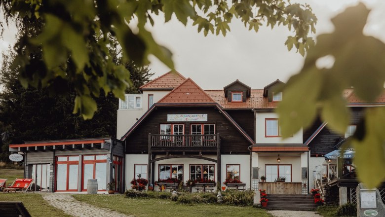 Vorderansicht des idyllisch gelegenen Alpenhotel Enzian