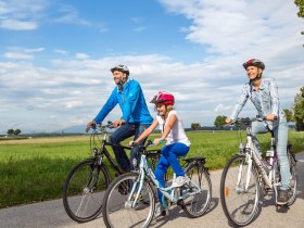 Familie am Eurovelo 9 - Thermenradweg, © ©Wiener Alpen, Foto: Franz Zwickl