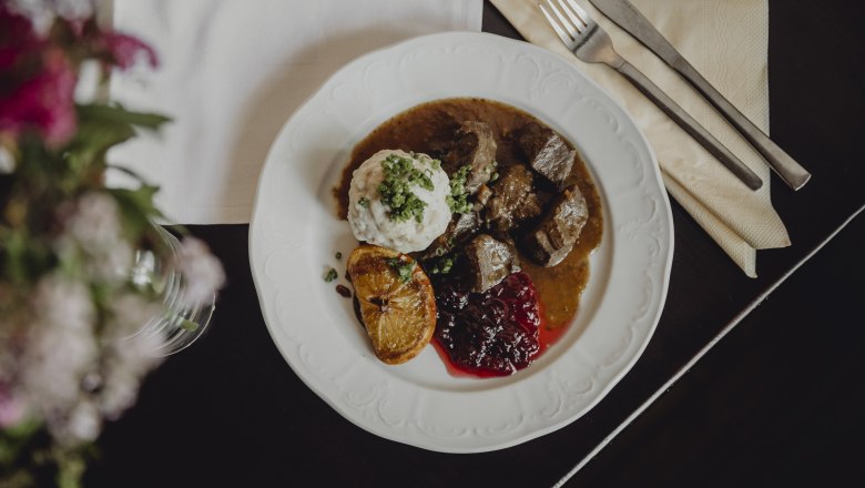 Wirtshausklassiker: Hirschragout, Knödel, Preiselbeeren, © Niederösterreich-Werbung/Sophie Menegaldo