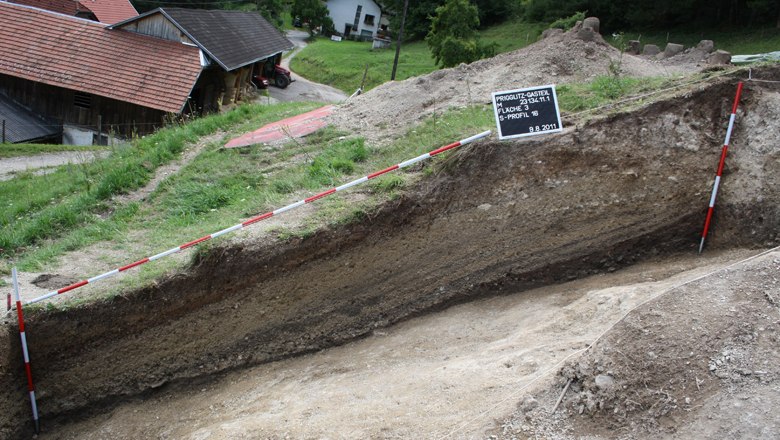 Fine layers of an ore-processing heap in the archaeological excavation, © Landessammlungen Niederösterreich