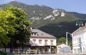 Vorderansicht Payerbacherhof mit der Rax im Hintergrund 