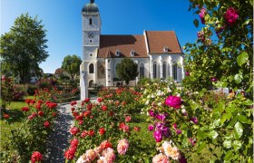 Wehrkirche mit Rosengarten in Kirchschlag, © Wiener Alpen/Walter Strobl