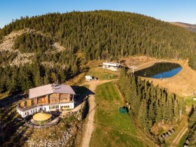 Stoaalm mit der Bergstation des Marienseer Sesselliftes inkl. Speicherteich, © Wexl Trails