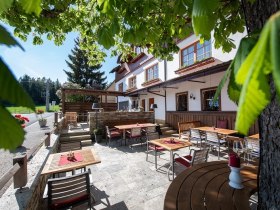 Gemütlicher Gastgarten "Zum Fally" - ausgezeichnet Essen und gepflegt nächtigen, © Wiener Alpen in Niederösterreich - Wechsel