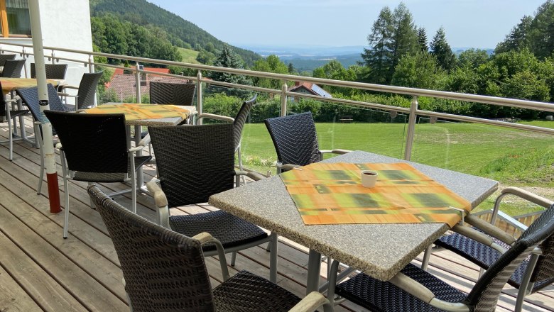 Terrasse mit Blick ins Tal, © Wiener Alpen