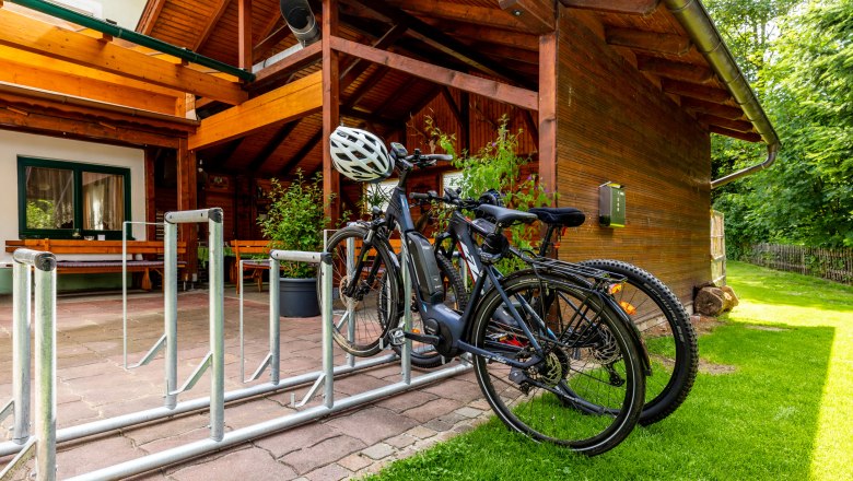 Hubertushof - Radparkplatz, © Wiener Alpen/Martin Fülöp