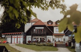 Vorderansicht des idyllisch gelegenen Alpenhotel Enzian