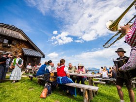 Geselliges Beisammensein auf der Kranichberger Schwaig, © © Wiener Alpen in NÖ Tourismus GmbH, Foto: Michael Reidinger