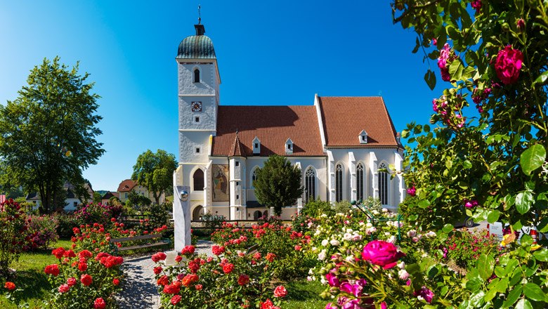 Fortress church with the rose garden in Kirchschlag, © Wiener Alpen/Walter Strobl