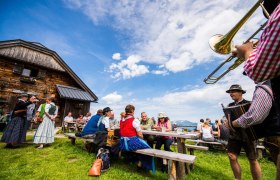 Geselliges Beisammensein auf der Kranichberger Schwaig, © © Wiener Alpen in NÖ Tourismus GmbH, Foto: Michael Reidinger