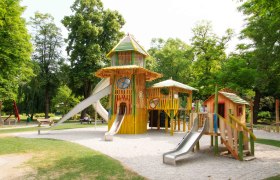 Der bunte Spielplatz im Wiener Neustädter Park, © Stadt Wiener Neustadt/Michael Weller