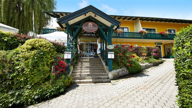 Der Krumbacherhof ist perfekter Start für eine Wander- & Radtour, © Wiener Alpen/Bene Croy