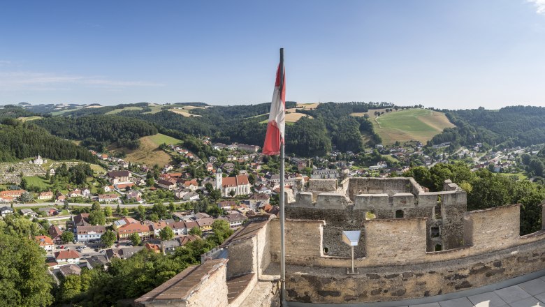 Blickplatz Feuerturm Burgruine, © Wiener Alpen, Foto: Franz Zwickl