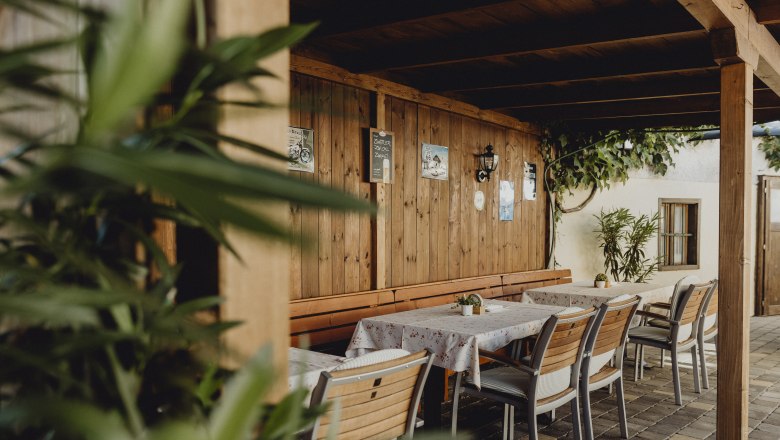 Im Gastgarten wird nach Störchen Ausschau gehalten, © Niederösterreich Werbung/Sophie Menegaldo