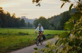 Zöbernbach-Radweg mit Schloss Krumbach, © Wiener Alpen