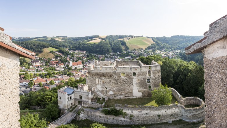 Blick vom Feuerturm auf die Burgruine Kirchschlag, © Wiener Alpen, Franz Zwickl