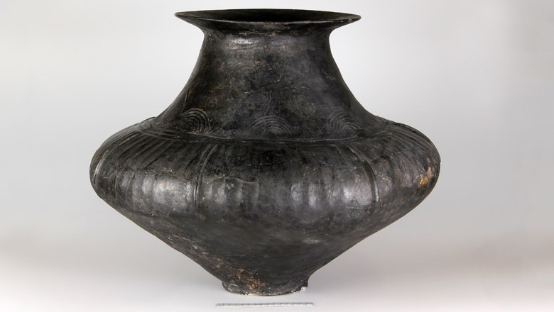 Large vessel with conical neck from the burial mounds in Feichtenboden, © Landessammlungen Niederösterreich, UF-10584