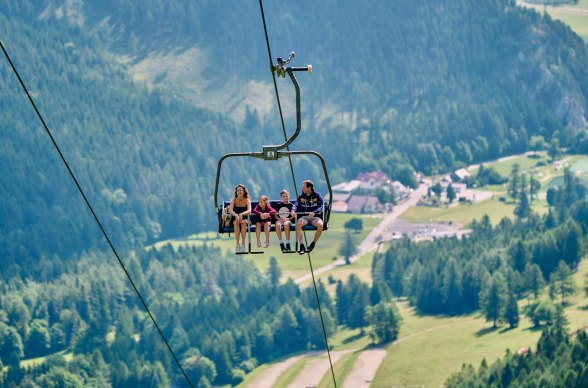 Néhány perc alatt kényelmesen 1200 m tengerszint feletti magasságban a felvonóval, © NB Wegerbauer - Sesselbahn