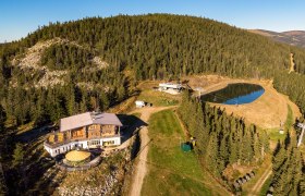 Stoaalm mit der Bergstation des Marienseer Sesselliftes inkl. Speicherteich, © Wexl Trails