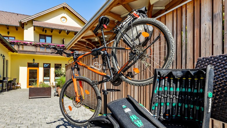 Rad im Montageständer und Werkzeug-Set vor dem Hotel Post 