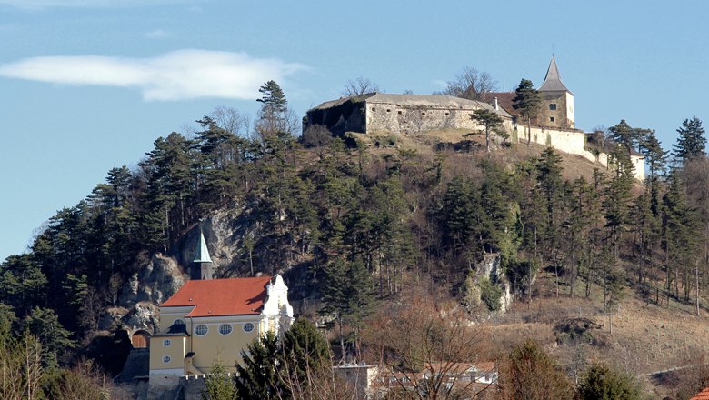 Der Schloßberg von Pitten, © Karin Kühtreiber 2011