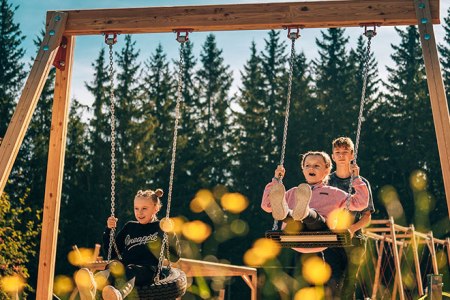 Riesenschaukel am Hirschi-Spielplatz, © Bergbahnen Semmering Hirschenkogel GmbH.