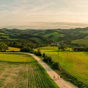 Familie wandert durch die gründe Landschaft am Rosalia Rundwanderweg