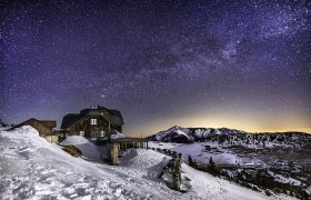 Bei der Schneeschuhwanderung kommt man am Ottohaus vorbei., © Wiener Alpen/Kremsl