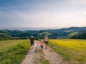 Wandern am Rosalia Rundwanderweg, © Wiener Alpen