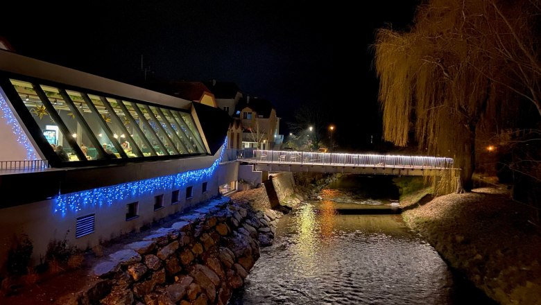 Höfler am Fluss bei Nacht, © Wiener Alpen