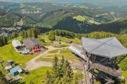 Bergstation am Hirschenkogel mit Milleniumswarte und Liechtensteinhaus, © Zauberberg Semmering