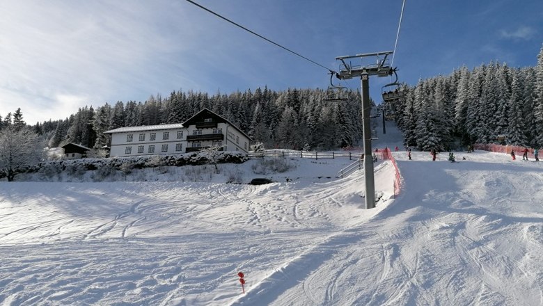 Direkt an der Skipiste, © Alpengasthof Fernblick, Fam. Pölzelbauer