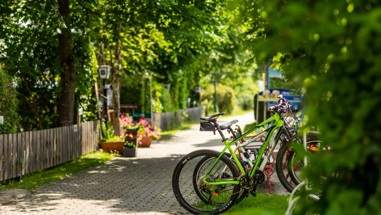 Radparkplatz beim Gasthof St. Wolfgang, © Wiener Alpen/Martin Fülöp