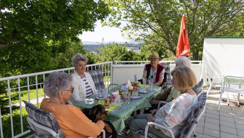 Gemeinsame Gespräche auf der Terrasse, © ÖJAB Waldpension