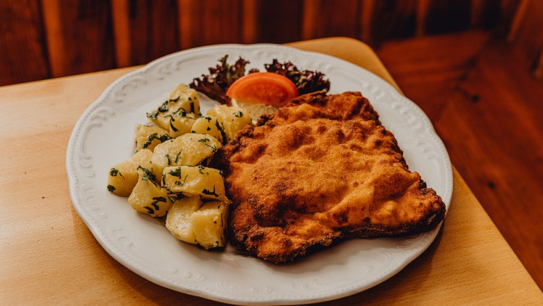 „Franzal“ – gefülltes gebackenes Schnitzerl, © Niederösterreich Werbung/Klaus Engelmayer