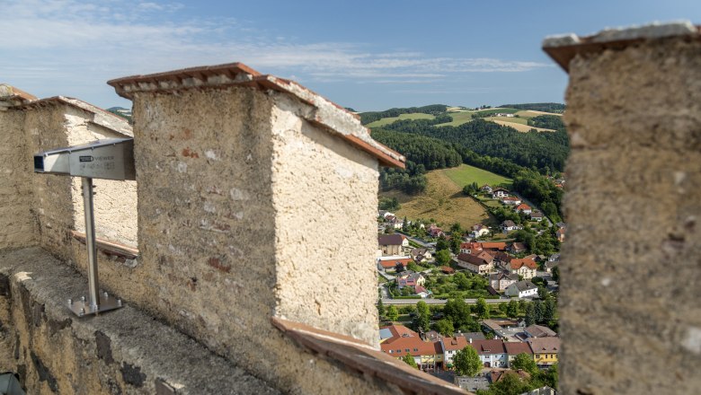 Blickplatz Feuerturm Burgruine, © Wiener Alpen, Foto: Franz Zwickl