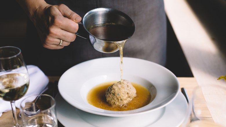 Ein Liebling auf der Speisekarte: Leberknödelsuppe, © Niederösterreich Werbung/Mara Hohla