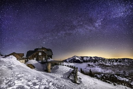 Das Ottohaus auf der Rax bei Nacht, © Wiener Alpen/Christian Kremsl