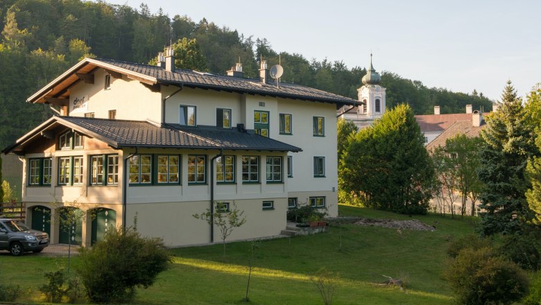 Sicht vom Parkplatz auf das Haus, © Dorfschmiede eG