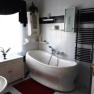 Badezimmer mit Badewanne, © bed and pool