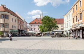 Main square with Café Ferstl, © Wiener Alpen/Christoph Schubert