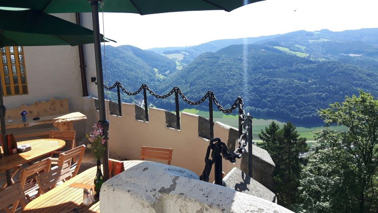 Herrlicher Ausblick von der Terrasse, © www.burg-grimmenstein.at