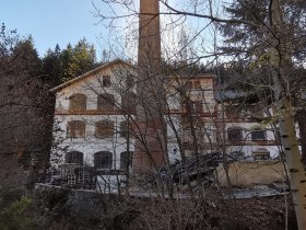 Vorbei am Fabriksgebäude, © Wiener Alpen in Niederösterreich - Wechsel