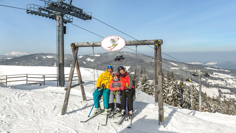 Family skiing day in Mönichkirchen, © Schischaukel Mönichkirchen-Mariensee / Fülöp