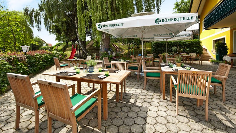 The terrace of the Krumbacherhof, © Wiener Alpen/Bene Croy