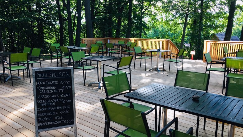 Gemütlicher Terrassenbereich im Turmcafé Schwarzenbach, © Turmcafé Schwarzenbach