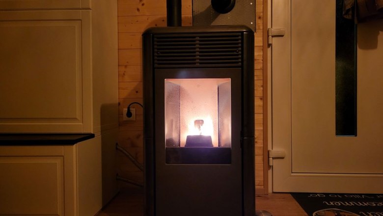 Pellet stove with underfloor heating for the cold season, © Villa to go